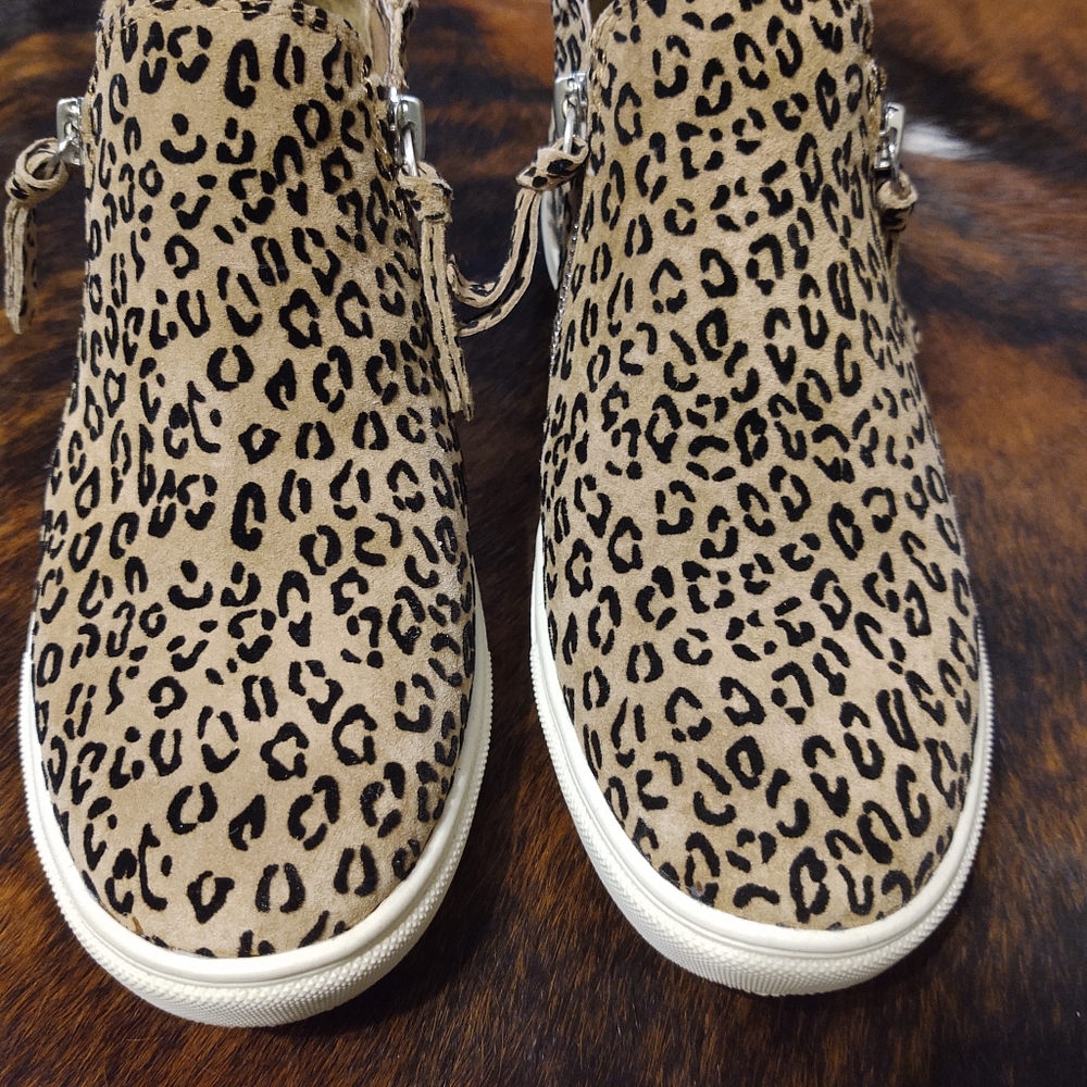 GB Leopard shoe side zippers